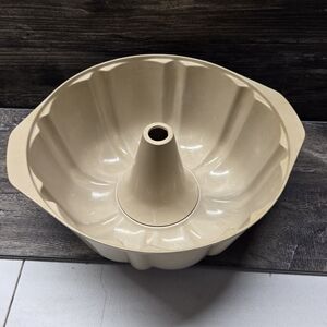 Vintage Anchor Hocking Microware Fluted Bundt Pan 10 inch No. PM 448-T1